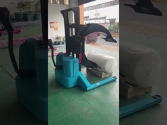 étagère à rouleaux bleus