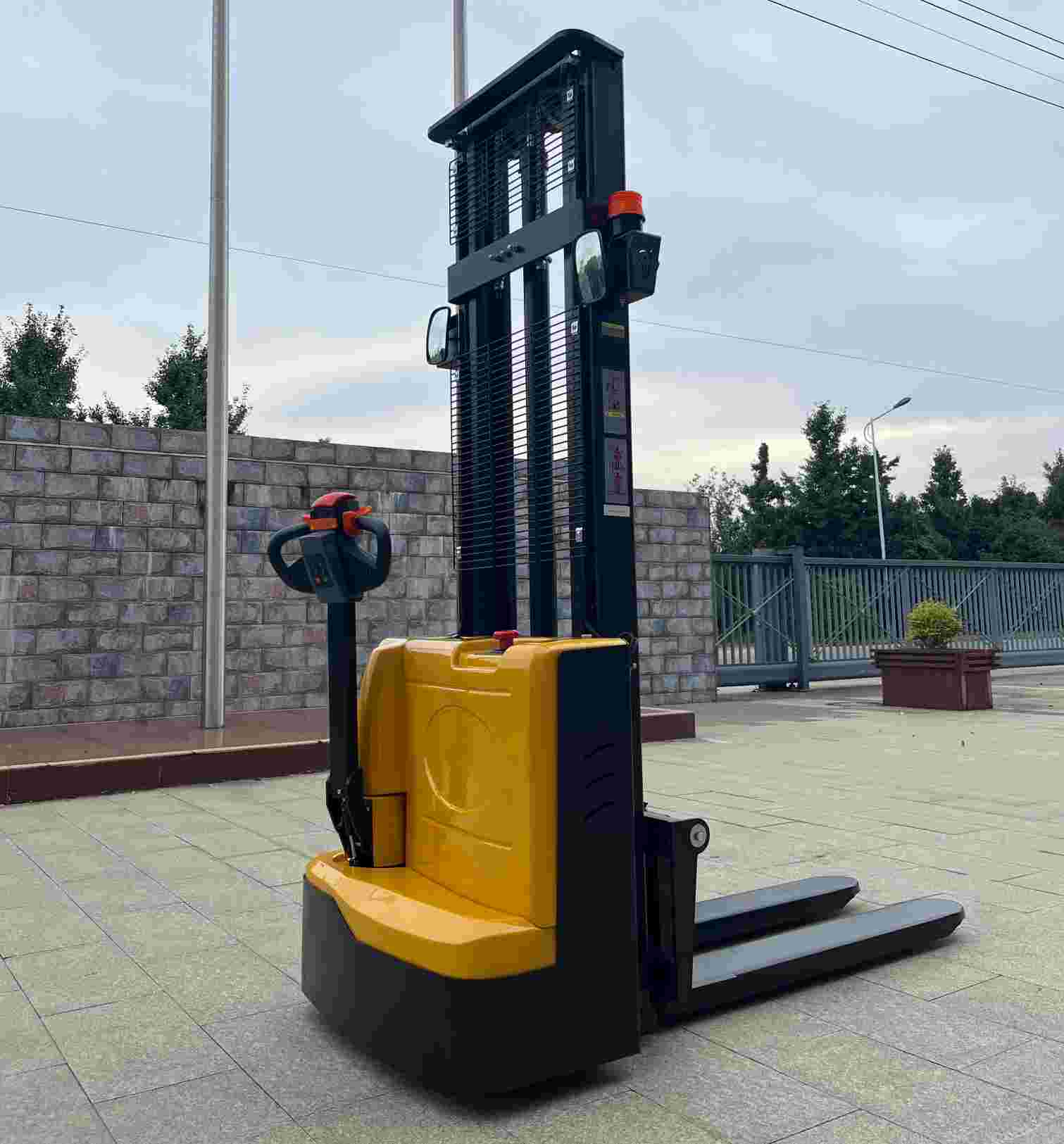 CDDW1630 Electric Pallet Stacker 1600kg Load 3000mm Lift Height